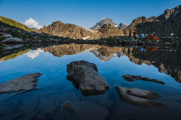 Lago alpino entre las rocas, Arhyz, Rusia —  Fotos de Stock