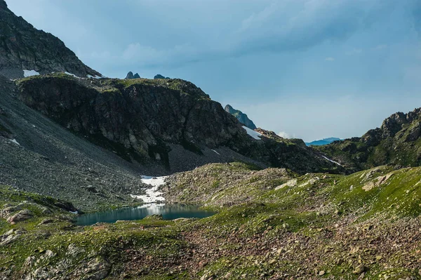 Lago Alpino entre as rochas, Arhyz, Rússia — Fotografia de Stock