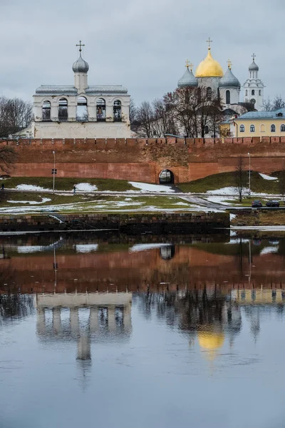 Velikiy Novgorod. Panorama de invierno del Kremlin en Novgorod . Imagen De Stock