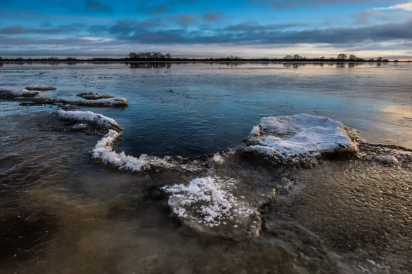 O rio Volhov no inverno no pôr-do-sol em Novgorod Veliky — Fotografia de Stock