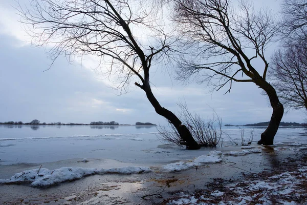 O rio Volhov no inverno no pôr-do-sol em Novgorod Veliky — Fotografia de Stock