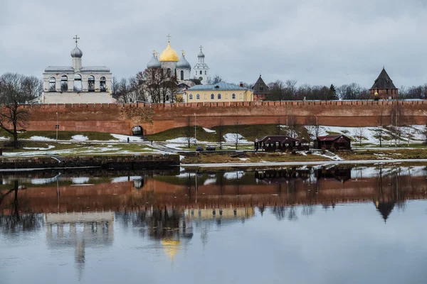 Великий Новгород. Зимняя панорама Кремля в Новгороде . — стоковое фото