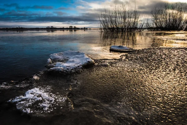 Veliky ノヴゴロドの夕日冬の川 Volhov — ストック写真