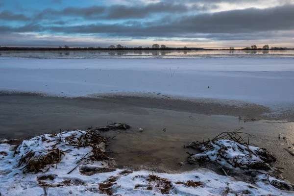 O rio Volhov no inverno no pôr-do-sol em Novgorod Veliky — Fotografia de Stock