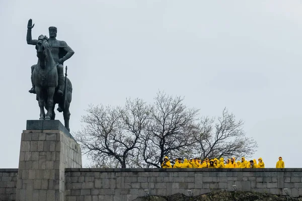 TBILISI, GEORGIA - MARCH 29, 2018: Tourists stand around Statue of King Vakhtang Gorgasali — Stock Photo, Image