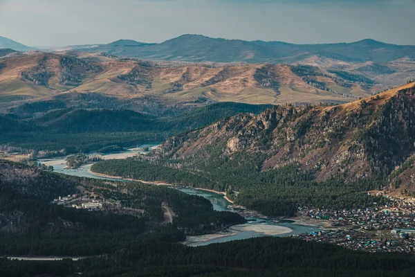 Rivière Katun près du lac Manzherok, vue depuis le sommet du téléski — Photo
