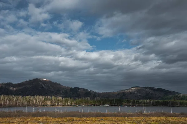 Vue sur le lac de Manzherok depuis la station de ski de Manzherok — Photo