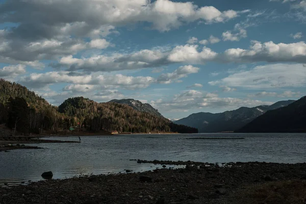 Lac de montagne Teletsky en Altay avec ciel bleu d'automne — Photo