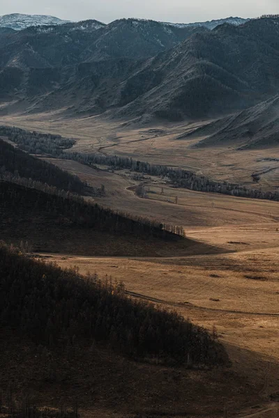 Montagne valle aerea paesaggio autunnale, passo Chike-Taman strada di montagna, Altai — Foto Stock