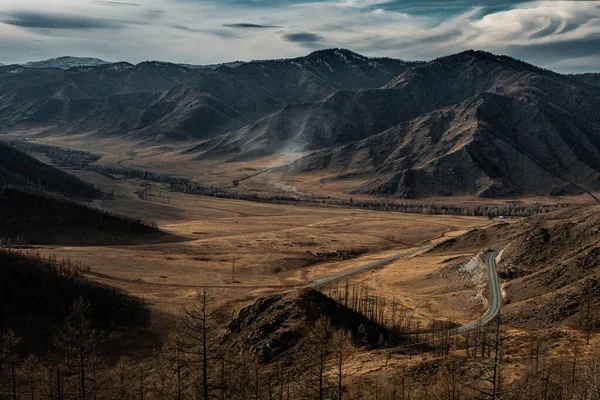 Paisagem aérea do outono do vale das montanhas, passagem de estrada da montanha de Chike-Taman, Altai — Fotografia de Stock