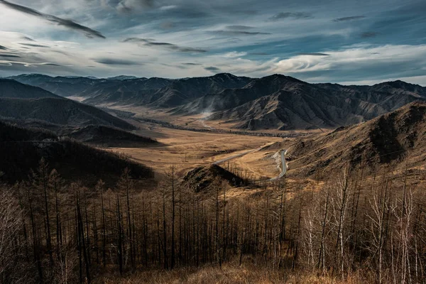 山山谷空中的秋景，希克曼山区公路通过阿尔泰 — 图库照片