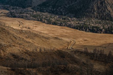 Dağlar vadi hava sonbahar manzara, Chike-Taman dağ yolundan geçmek, Altay