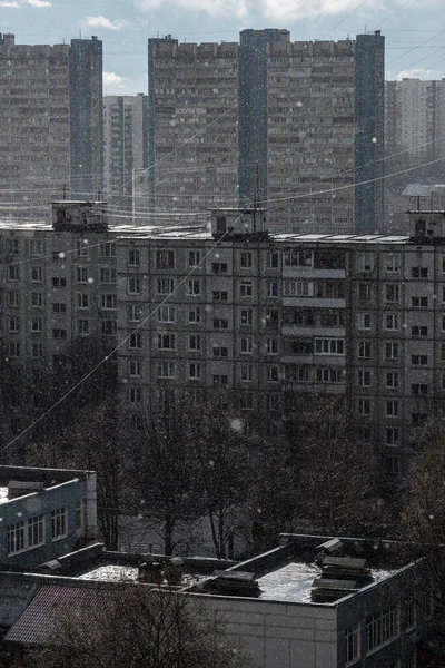 Το τοπίο της πόλης - σπίτια στα περίχωρα της Μόσχας στο πρώτο χιόνι — Φωτογραφία Αρχείου