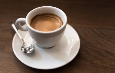 Bir espresso üzerinde ahşap bir masa kahve fincan