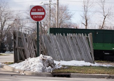 Dur işareti yakınındaki eski çit