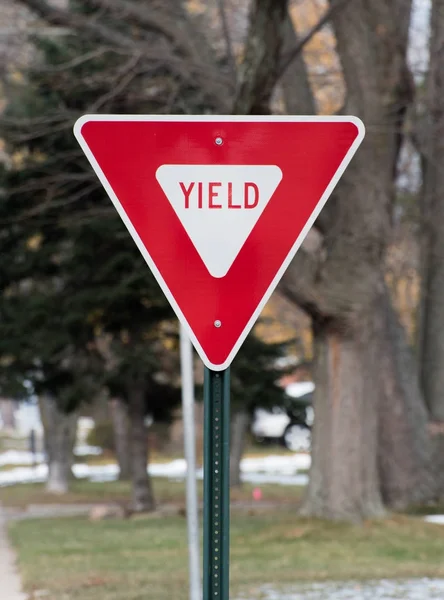 Yield street sign — Stock Photo, Image