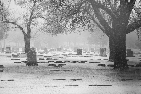 Hřbitov ve sněhu — Stock fotografie