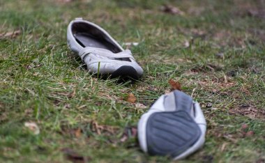 Sandalet bir çimenlerin üzerinde