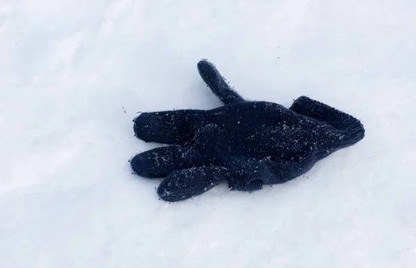 Перчатка на снегу — стоковое фото