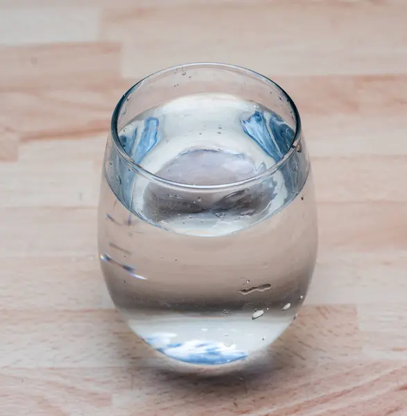 Acqua in un bicchiere — Foto Stock