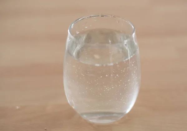 Acqua in un bicchiere — Foto Stock