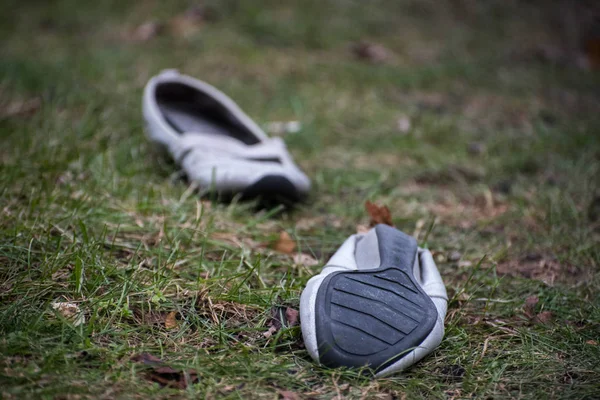 Sandálias em uma grama — Fotografia de Stock