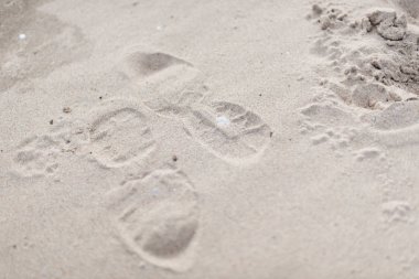 Adımları bir kum üzerinde