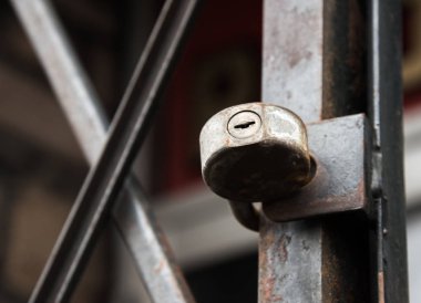 Bir kapıda eski paslı kilit