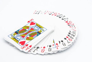 Beyaz bir arka plan üzerinde oyun kartları