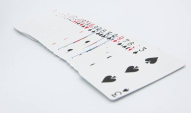 Beyaz bir arka plan üzerinde oyun kartları