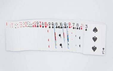 Beyaz bir arka plan üzerinde oyun kartları