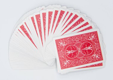 Beyaz bir arka plan üzerinde oyun kartları
