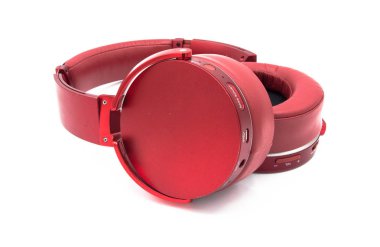 Beyaz zemin üzerine kırmızı kafa üstü kulaklıklar