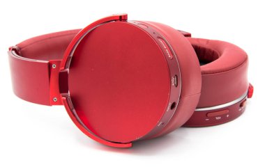 Beyaz zemin üzerine kırmızı kafa üstü kulaklıklar