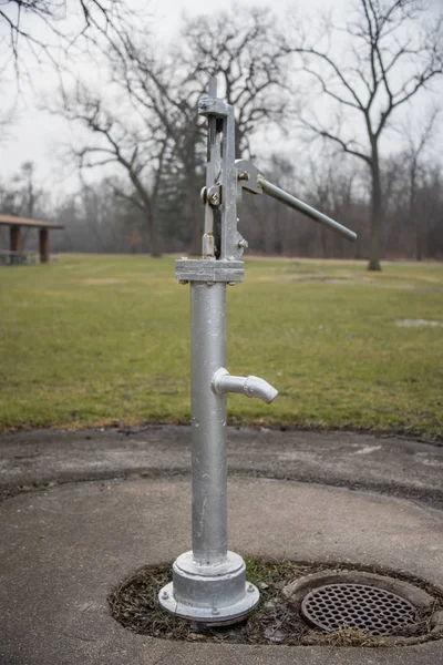Pompe dell'acqua in un parco — Foto Stock
