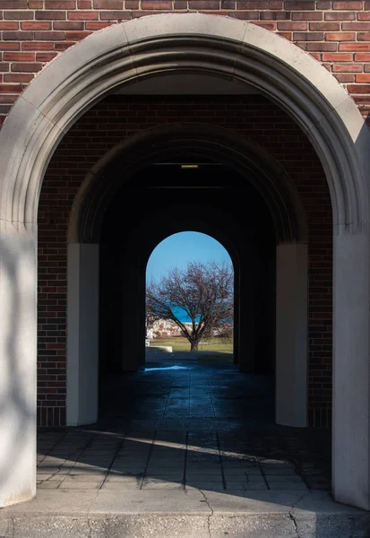 Building arch in a park — Stock Photo, Image