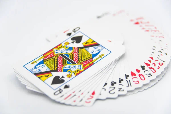 Jugar a las cartas sobre un fondo blanco — Foto de Stock