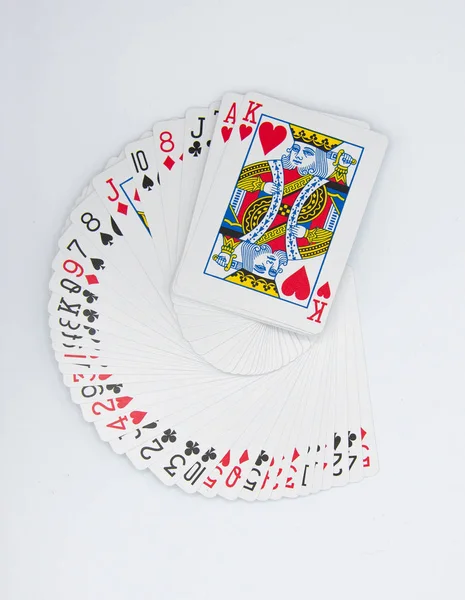 Jouer aux cartes sur un fond blanc — Photo