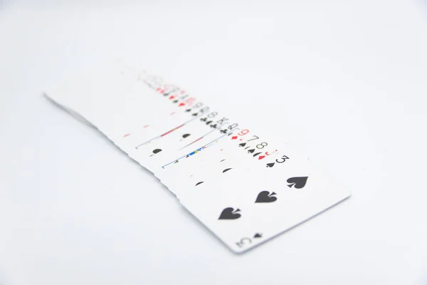 在白色背景上玩纸牌 — 图库照片