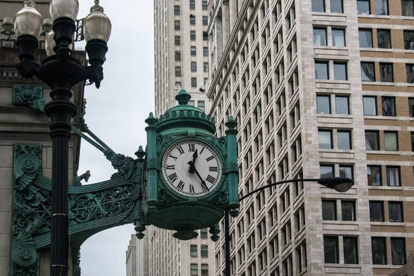 Az utcán nagy régi óra — Stock Fotó