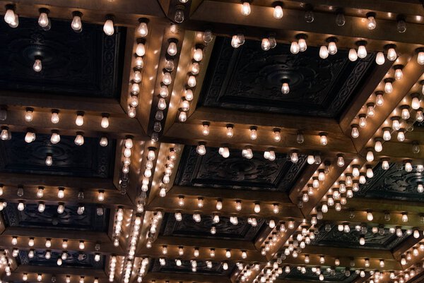 Свет на потолке театра
