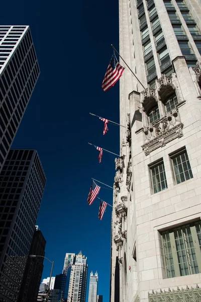 Banderas americanas en un edificio —  Fotos de Stock