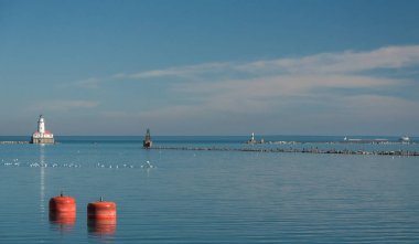 Michigan Gölü üzerinde beyaz deniz feneri