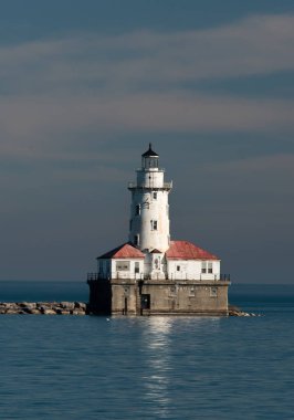 Michigan Gölü üzerinde beyaz deniz feneri