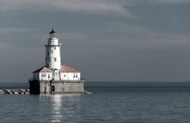 Michigan Gölü üzerinde beyaz deniz feneri