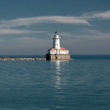 Michigan Gölü üzerinde beyaz deniz feneri