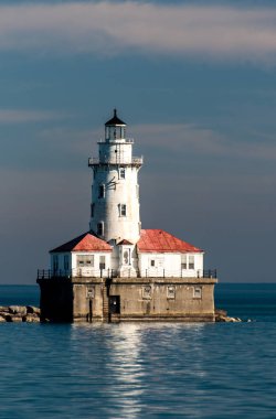 Michigan Gölü üzerinde beyaz deniz feneri