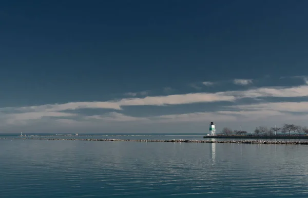 Farol branco no Lago Michigan — Fotografia de Stock