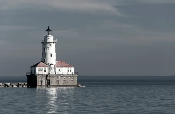 Michigan Gölü üzerinde beyaz deniz feneri