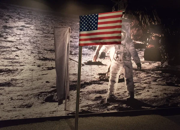 Bandera americana en la luna —  Fotos de Stock